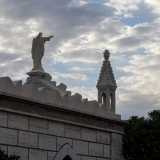 ...e una statua del Cristo